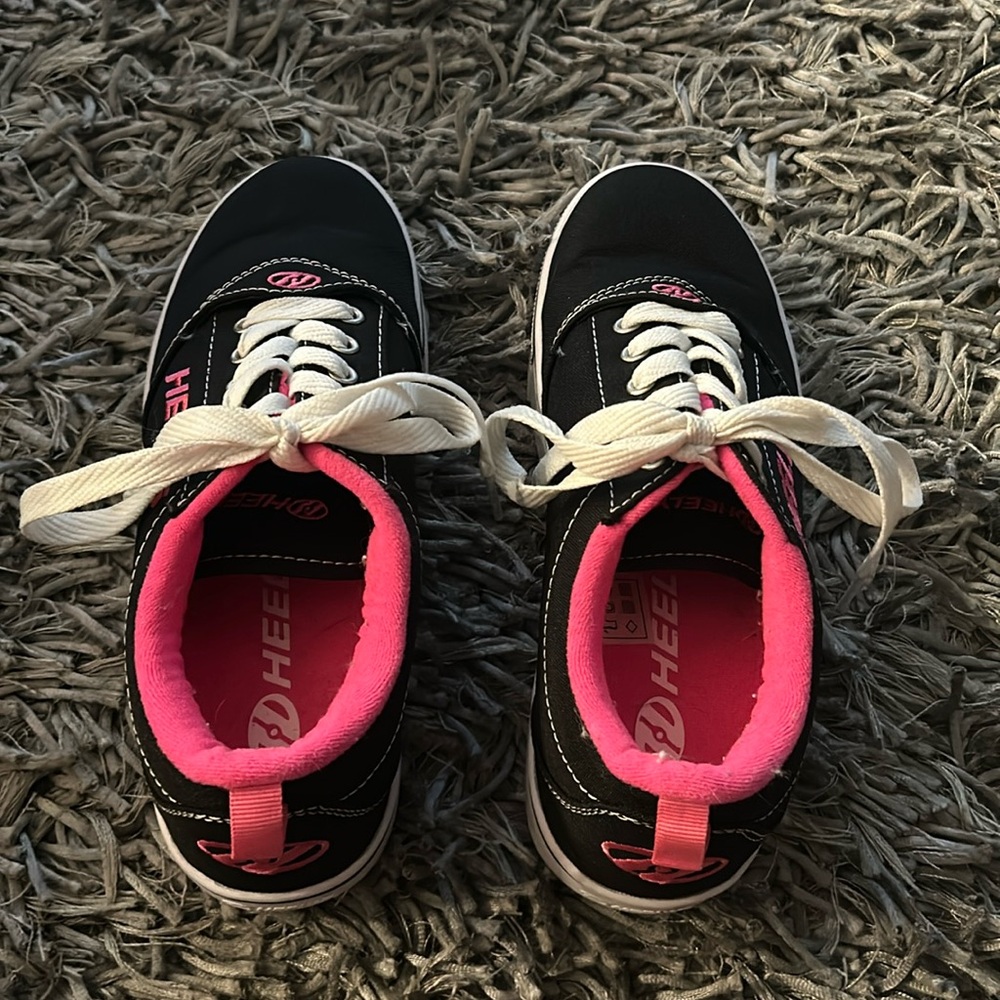 Pink and black kids heelys youth 5, barely used